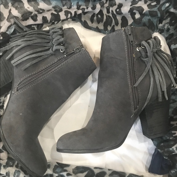 Carlos by Carlos Santana gray suede boots with fringe, lower heel, sz 7 - Picture 3 of 10
